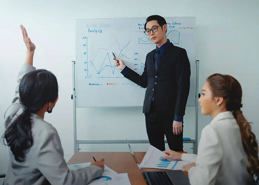 Everglow LED Technology – High-Resolution Displays for Retail, Corporate, and OOH Applications